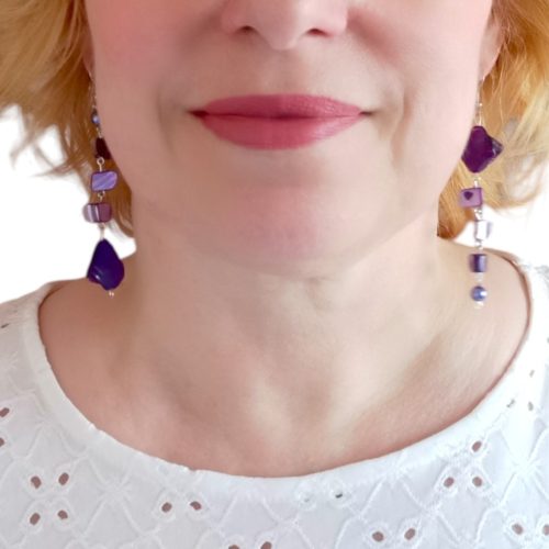 Hosszú logós lila kagylógyöngy fülbevaló