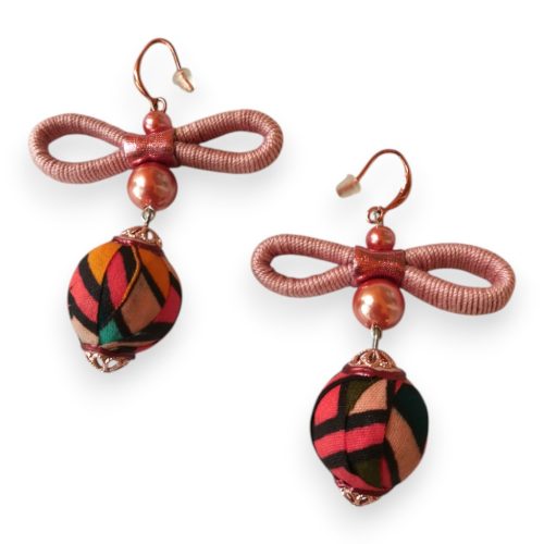 Masnis buborék színes kézműves fülbevaló afrikai textillel bevont golyókkal, rózaszín és lazac árnylatokkal, teklagyönggyel