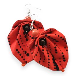 Moyo Leaf fülbevaló – lazacpiros hajtogatott afrikai textil fülbevaló kerekded levél formával és gyönggyel.