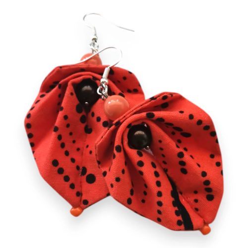 Moyo Leaf fülbevaló – lazacpiros hajtogatott afrikai textil fülbevaló kerekded levél formával és gyönggyel.