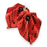 Moyo Leaf fülbevaló – lazacpiros hajtogatott afrikai textil fülbevaló kerekded levél formával és gyönggyel.