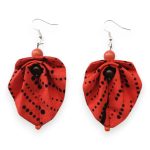 Moyo Leaf fülbevaló – lazacpiros hajtogatott afrikai textil fülbevaló kerekded levél formával és gyönggyel.