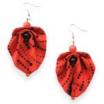 Moyo Leaf fülbevaló – lazacpiros hajtogatott afrikai textil fülbevaló kerekded levél formával és gyönggyel.