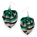 Moyo Leaf fülbevaló – Türkiz-bézs ritmus: szabályos csíkos mintázatú türkiz és homokszínű afrikai textil fülbevaló hajtogatott formában, gyönggyel.