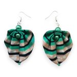 Moyo Leaf fülbevaló – Türkiz-bézs ritmus: szabályos csíkos mintázatú türkiz és homokszínű afrikai textil fülbevaló hajtogatott formában, gyönggyel.