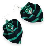 Moyo Leaf türkiz lendület fülbevaló – szabályos fekete-türkiz csíkos afrikai textil fülbevaló egyenes vonalú mintával és gyönggyel.