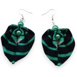 Moyo Leaf türkiz lendület fülbevaló – szabályos fekete-türkiz csíkos afrikai textil fülbevaló egyenes vonalú mintával és gyönggyel.