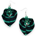 Moyo Leaf türkiz lendület fülbevaló – szabályos fekete-türkiz csíkos afrikai textil fülbevaló egyenes vonalú mintával és gyönggyel.