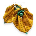 Moyo Leaf fülbevaló – napsárga-arany afrikai textil fülbevaló feltűnő türkizzöld gyöngy díszítéssel.