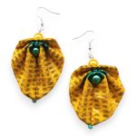 Moyo Leaf fülbevaló – napsárga-arany afrikai textil fülbevaló feltűnő türkizzöld gyöngy díszítéssel.