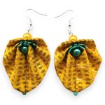 Moyo Leaf fülbevaló – napsárga-arany afrikai textil fülbevaló feltűnő türkizzöld gyöngy díszítéssel.