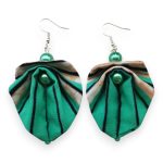 Moyo Leaf kézzel hajtogatott afrikai textil fülbevaló, türkiz csíkos levél formájú ékszer