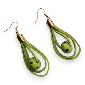 Színcsepp zöld bőr fülbevaló pöttyös gyöngyös