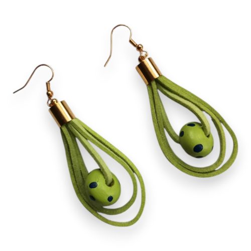 Színcsepp zöld bőr fülbevaló pöttyös gyöngyös