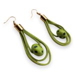 Színcsepp zöld bőr fülbevaló pöttyös gyöngyös