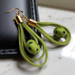 Színcsepp zöld bőr fülbevaló pöttyös gyöngyös