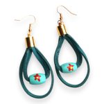 Színcsepp kék bőr fülbevaló virágos gyönggyel