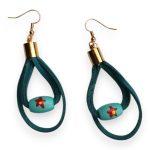 Színcsepp kék bőr fülbevaló virágos gyönggyel