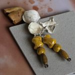 Nomad Spirit olívazöld rusztikus kerámia gyöngyfülbevaló