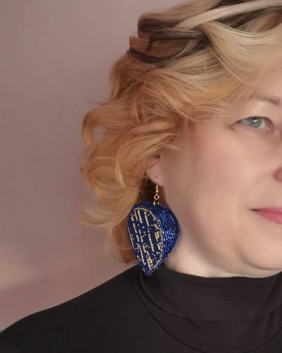 Éjkék Harmónia statement győngyhímzett fülbevaló- alkalmi textilékszer
