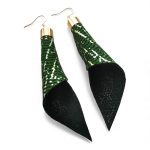 Piruett zöld arany fülbevaló, valódi bőrrel készült egyedi textilékszer