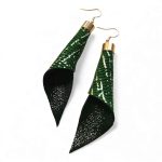 Piruett zöld arany fülbevaló, valódi bőrrel készült egyedi textilékszer