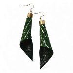 Piruett zöld arany fülbevaló, valódi bőrrel készült egyedi textilékszer