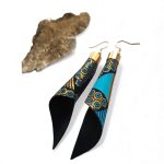 Piruett kék arany csavart designer fülbevaló valódi bőrből.