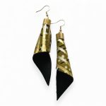 Piruett oliva arany egyedi fülbevaló - bőrrel kombinált textilékszer