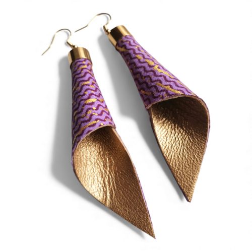 Piruett aranyló levendula designer fülbevaló - csavart levendulalila bőr ékszer
