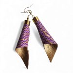 Piruett aranyló levendula designer fülbevaló - csavart levendulalila bőr ékszer