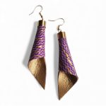 Piruett aranyló levendula designer fülbevaló - csavart levendulalila bőr ékszer