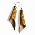 Piruett aranyfolyam fülbevaló-valódi bőrrel készült arany- napsárga textilékszer