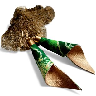 Piruett zöld tánc fülbevaló - prémium afrikai textil és bőr fúziója egy ékszerben