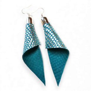 Világoskék ezüst mintás Piruett fülbevaló - színes valódi bőr ékszer