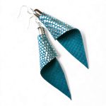 Világoskék ezüst mintás Piruett fülbevaló - színes valódi bőr ékszer