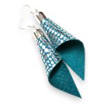 Világoskék ezüst mintás Piruett fülbevaló - színes valódi bőr ékszer