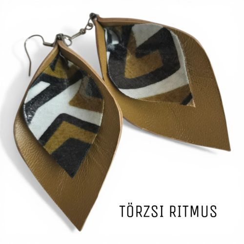 Természetes árnyalatú, statement lándzsalevél formájú  bőr fülbevalók afrikai textillel kombinálva