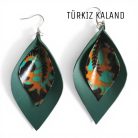 Statement lándzsalevél formájú bőr fülbevalók türkiz árnyalatban, afrikai textillel kombinálva