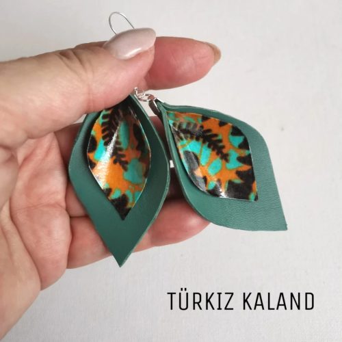 Statement lándzsalevél formájú bőr fülbevalók türkiz árnyalatban, afrikai textillel kombinálva