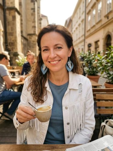 Ölelő égbolt Naya bőrfülbevalók- lenvirágkék bőrfülbevalók mintás afrikai textillel kombinálva