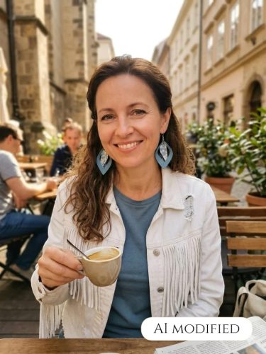Ölelő égbolt Naya bőrfülbevalók- lenvirágkék bőrfülbevalók mintás afrikai textillel kombinálva