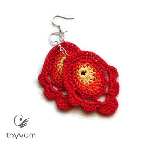 Piros virágos horgolt fülbevaló – kézzel készült, egyedi kézműves ékszer, bohém és nőies stílusban