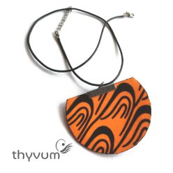 Thyvum egyedi íves afrikai wax print medálos színes nyaklánc sárga-csokoládébarna mintás textilből, fekete zsinóron.