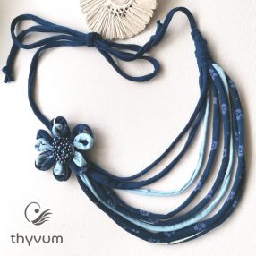Kék virágos fonal nyaklánc