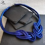 Duplacsavar fonott nyakék- királykék textilékszer