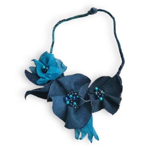 Újrahasznosított farmerből készült virágos, statement fémmentes nyakék