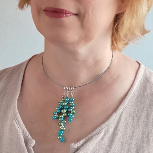 Gyöngy nyakék sodronyra fűzött gyöngyszálakkal- zöld és kék türkiz színátmenetes fémhatású gyöngyökkel