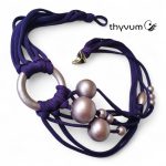 Bubblea lila fonal nyaklánc, textilékszer ezüstlila gyöngyökkel