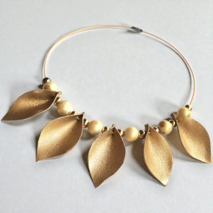 Lumira elegáns bőr nyaklánc arany tónusban